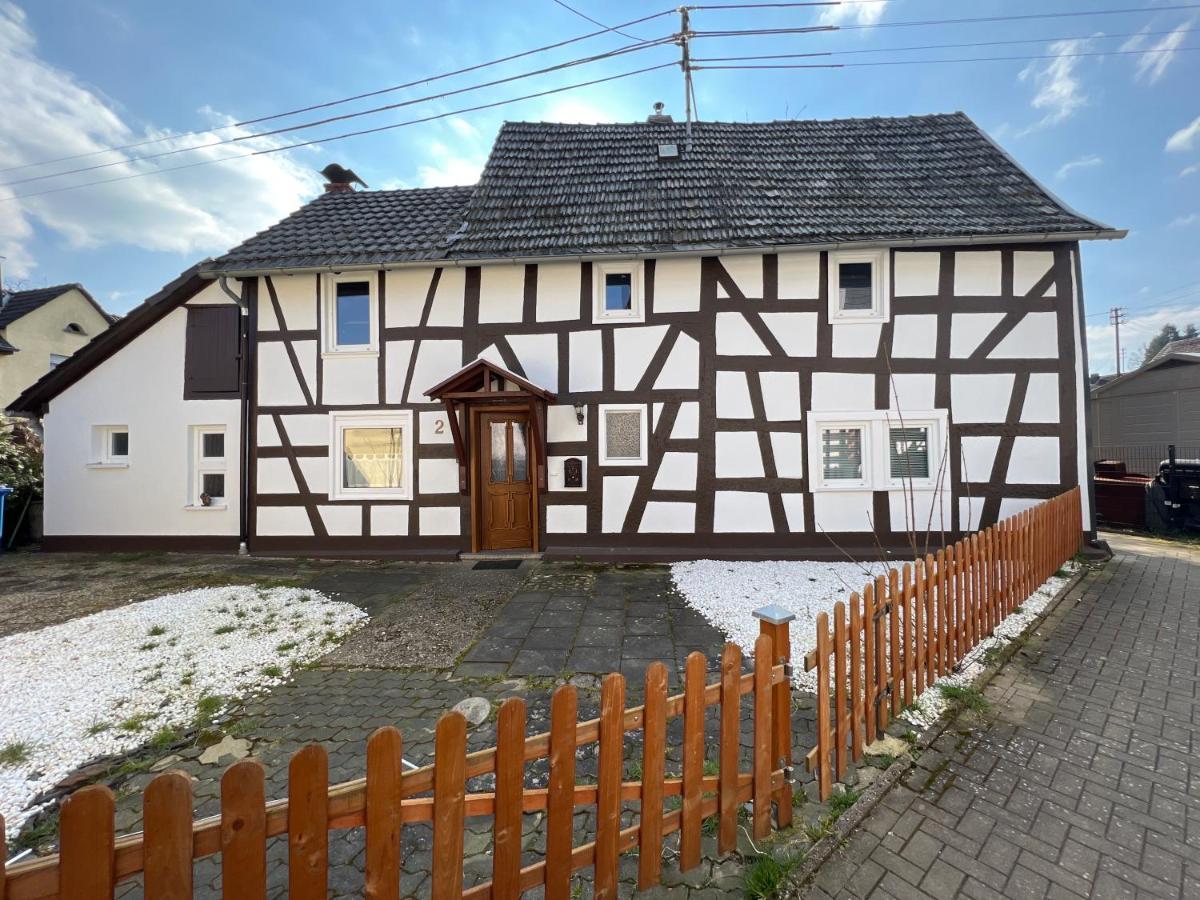 300 Jahre Altes Renoviertes Fachwerkhaus Villa Peterslahr Bagian luar foto