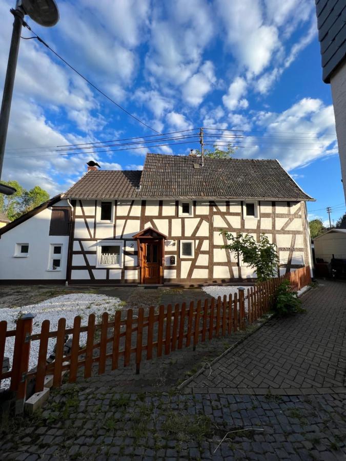 300 Jahre Altes Renoviertes Fachwerkhaus Villa Peterslahr Bagian luar foto